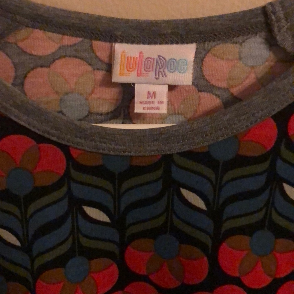 60. Gorgeous Randy Lularoe size M - Picture 3 of 4